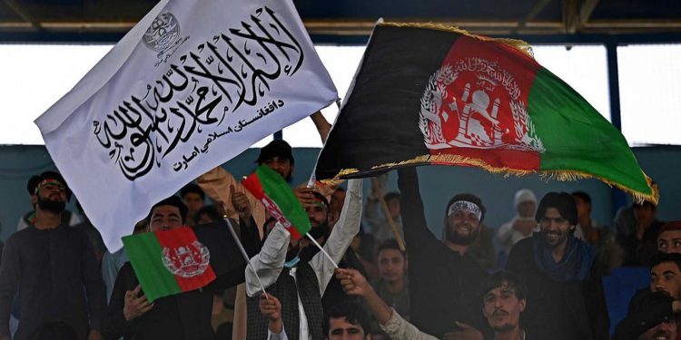 Kabil’de kriket maçında Afganistan ile Taliban bayrakları yan yana