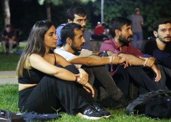 ‘Barınamıyoruz’: Öğrenciler yüksek kiralara karşı geceyi parklarda geçirmeye devam ediyor