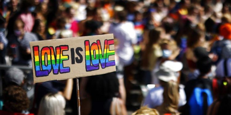 İsviçre, eşcinsel evliliklerin yasallaşması için pazar günü referanduma gidiyor