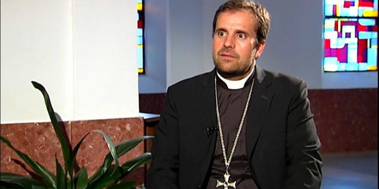 İspanyol piskopos, erotik roman yazarıyla yaşadığı aşk için Kilise’den ayrıldı
