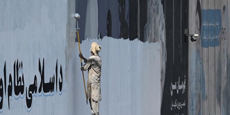 Taliban, duvar yazılarını dini sloganlarla değiştiriyor