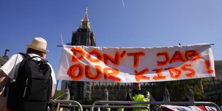 Diğer Avrupa ülkelerinin aksine İngiltere neden 12-18 yaş arası gençlerin aşılanmasını onaylamıyor?