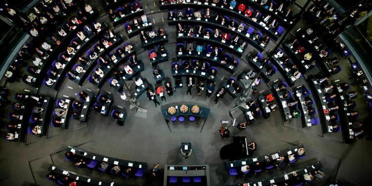 Almanya’da milletvekili maaşları: Geçen yıl zam almayan vekillerin maaşı bu yıl düşüyor