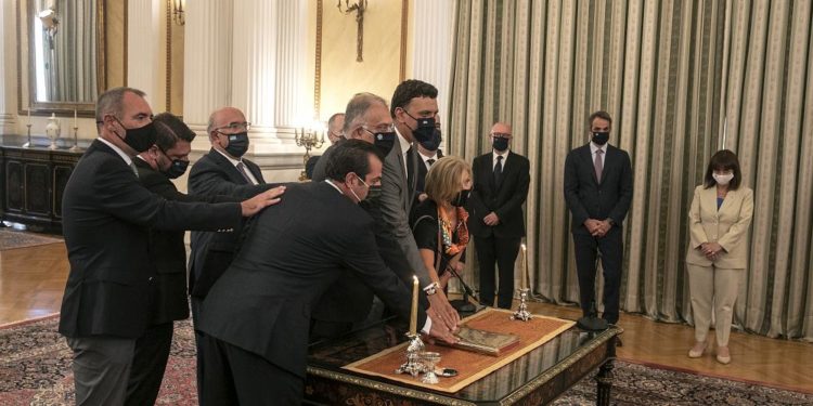 Yunanistan başbakanı orman yangınlarına müdahalede geciken kamu düzeni bakanını görevden aldı