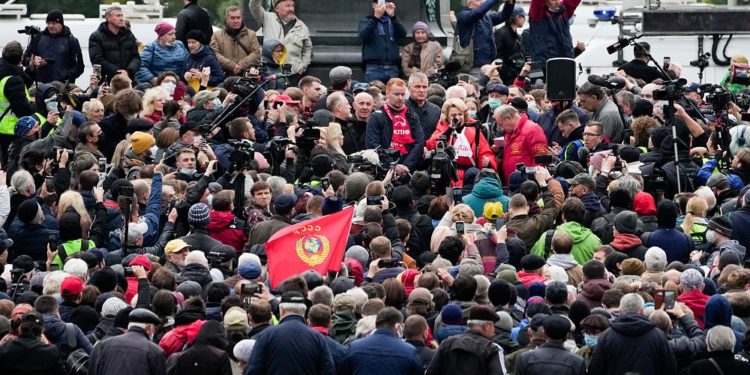 ‘Hırsız Putin’: Rusya’da Komünist Parti Duma seçim sonucunu protesto etti