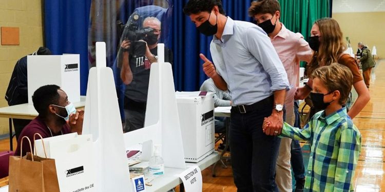 Kanada’da seçim: Justin Trudeau yeniden başbakan olma yolunda