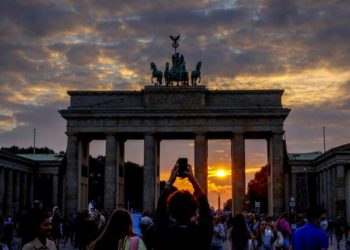 60 milyondan fazla seçmenin oy kullanacağı seçimler için Almanya sandık başında