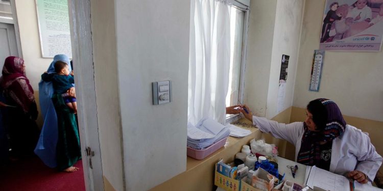 DSÖ: Afganistan’da yüzlerce sağlık merkezi kapanma riskiyle karşı karşıya