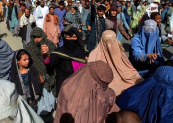 Kandahar’da binlerce kişi Taliban’ın kendilerini evlerinden zorla çıkarma kararını protesto etti