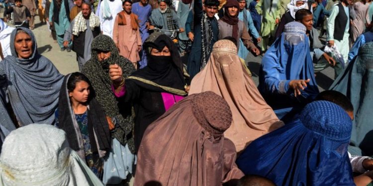 Kandahar’da binlerce kişi Taliban’ın kendilerini evlerinden zorla çıkarma kararını protesto etti
