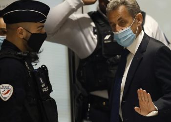 Eski Fransa Cumhurbaşkanı Sarkozy’ye seçim kampanyasını yasa dışı finansmandan 1 yıl hapis cezası