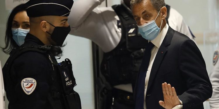 Eski Fransa Cumhurbaşkanı Sarkozy’ye seçim kampanyasını yasa dışı finansmandan 1 yıl hapis cezası