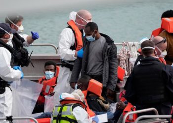 Londra ve Paris arasında yeni kriz; İngiltere kaçak göçmen getiren tekneleri Fransa’ya ‘geri itecek’