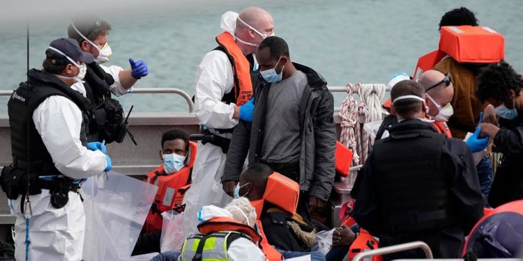 Londra ve Paris arasında yeni kriz; İngiltere kaçak göçmen getiren tekneleri Fransa’ya ‘geri itecek’