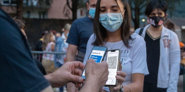 İtalya'da Covid sertifikası okullarda ve ulaşım araçlarında da zorunlu hale geldi