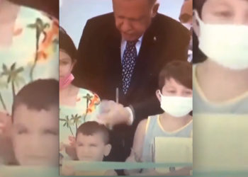 Erdoğan, kurdeleyi erken kesen çocuğun kafasına elinin tersiyle vurdu