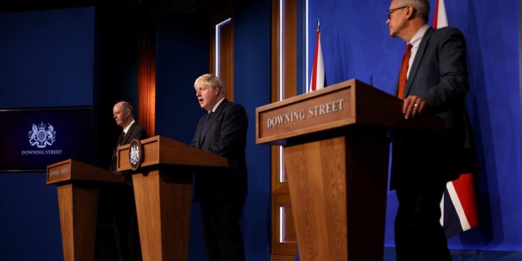 İngiltere'de Covid vaka senaryolarına göre iki farklı kış eylem planı oluşturuldu