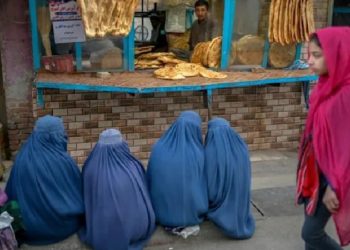 Afganistan'da yeni eğitim döneminde, kız öğrenciler ortaokula geri dönemeyecek