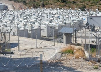 Elektronik çiple girilen ‘kapalı’ mülteci kampı Sisam adasında açıldı