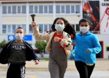 18 milyon öğrenci 18 ay sonra virüsün gölgesinde yüz yüze eğitime başladı