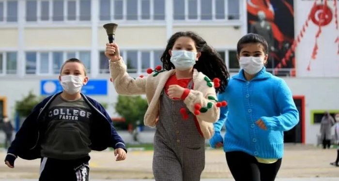 18 milyon öğrenci 18 ay sonra virüsün gölgesinde yüz yüze eğitime başladı