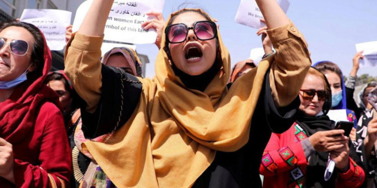 Afgan kadınlar: Eskiden Taliban her şeyi yaptı, biz sustuk, şimdi susmayacağız