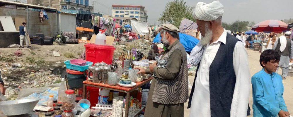 Afganistan’da mesleğini kaybeden devlet memurları, ev eşyalarını satıyor