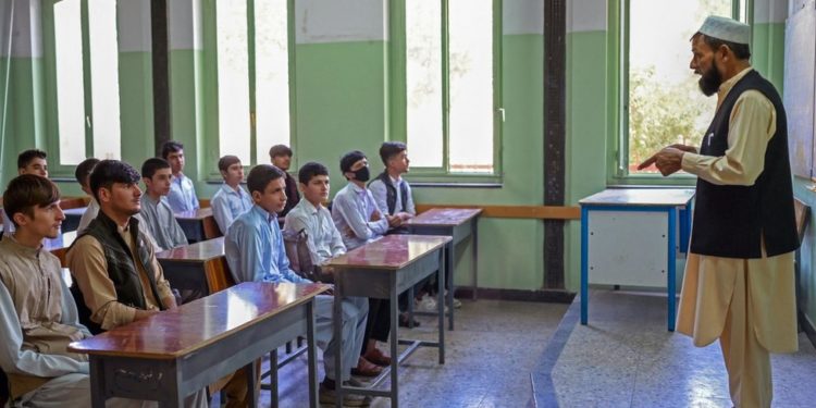 Afganistan'da Taliban, kız öğrencileri ortaokul eğitimine dahil etmedi