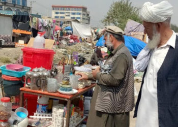 Afganistan’da mesleğini kaybeden devlet memurları, ev eşyalarını satıyor