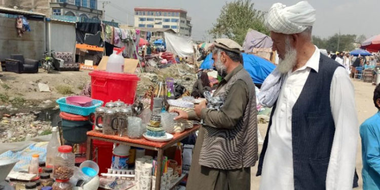 Afganistan’da mesleğini kaybeden devlet memurları, ev eşyalarını satıyor