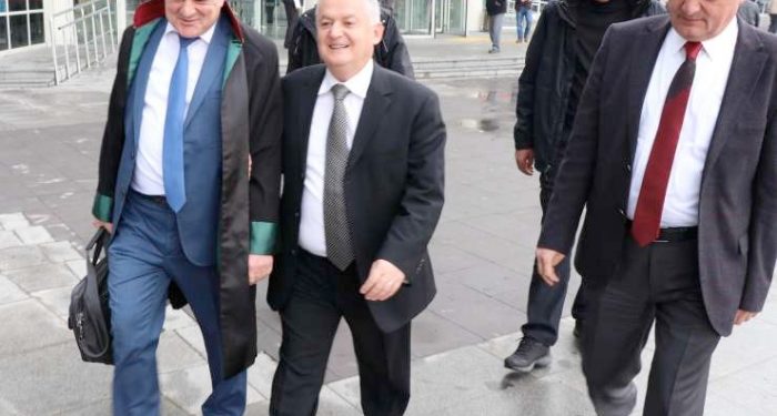 Ahmet Zeki Üçok ‘Sahte çürük raporu’ davasında yine mahkum oldu