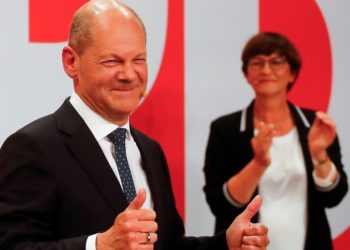 Almanya seçimleri: Sosyal Demokratlar önde, Merkel'in partisi tarihinin en düşük oranında, gözler koalisyon pazarlıklarında