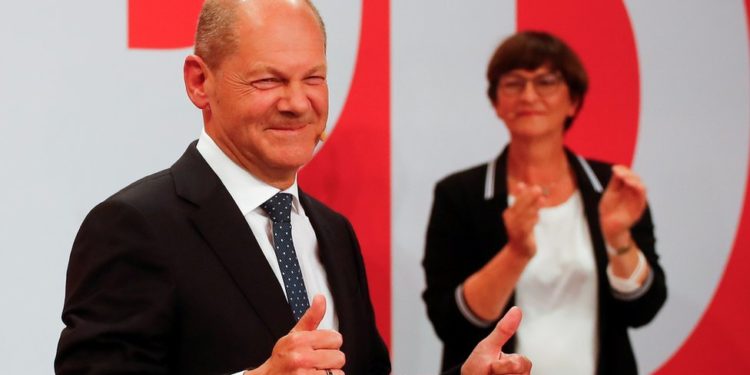 Almanya seçimleri: Sosyal Demokratlar önde, Merkel'in partisi tarihinin en düşük oranında, gözler koalisyon pazarlıklarında