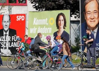 Almanya'da ilk sandık başı anketler a&ccedil;ıklandı: SPD ile CDU başa baş gidiyor