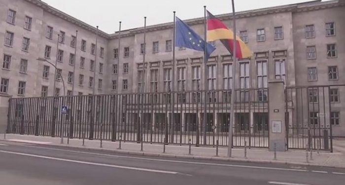 Almanya’da seçime 2 hafta kala maliye ve adalet bakanlıklarında arama