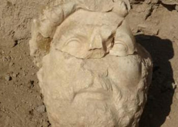 Aydın'da Roma İmparatoru Hadrianus'a ait 1900 yıllık heykelin parçaları keşfedildi