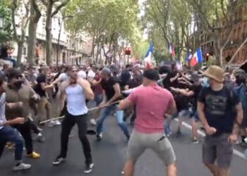 Aşı karşıtları ile aşı destekçileri arasında tekmeli yumruklu kavga