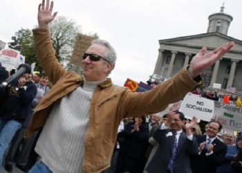 Aşı karşıtı radyocuların ölüm haberleri gelirken ABD'de yanlış bilginin yayılmasında yerel radyo programlarının etkisi tartışılıyor