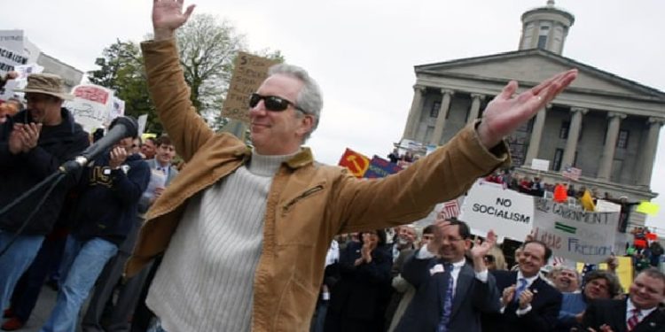 Aşı karşıtı radyocuların ölüm haberleri gelirken ABD'de yanlış bilginin yayılmasında yerel radyo programlarının etkisi tartışılıyor