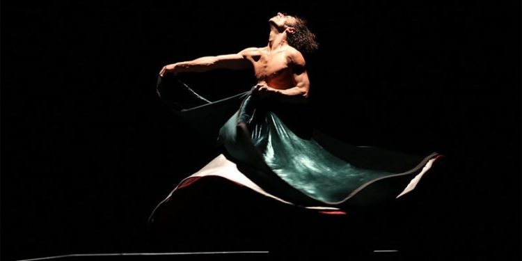 Bahçeli'nin 'yarı çıplak soytarı' dediği dansçı Azazi'den yanıt