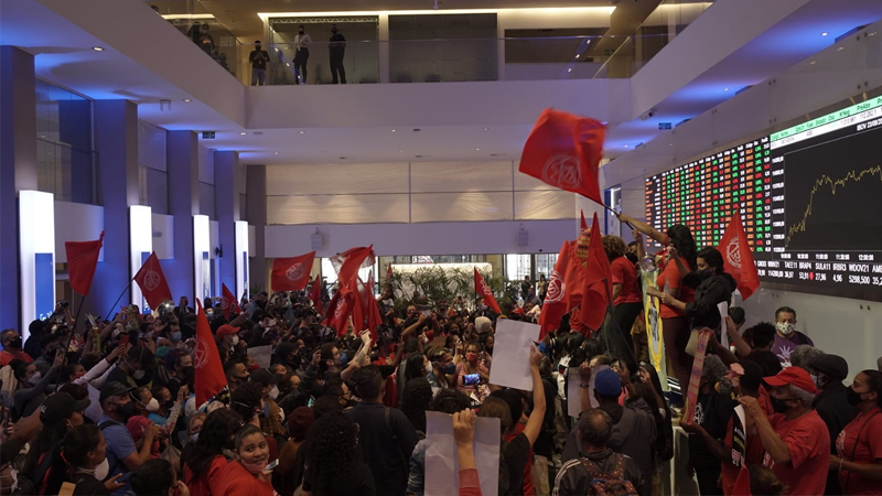 Brezilya'da Evsiz İşçiler Hareketi Sao Paulo Borsası'nı bastı