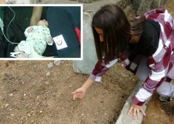 Canlı canlı toprağa gömülen bebeği son anda öğrenciler buldu