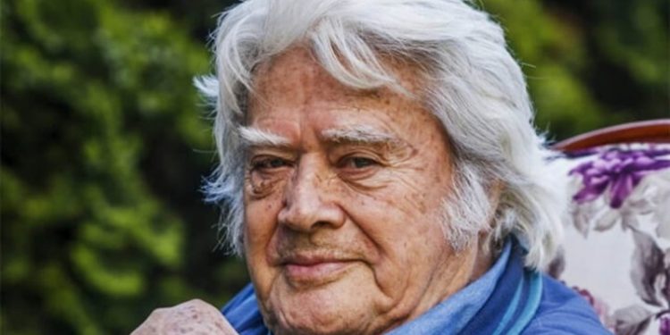 Cüneyt Arkın: Saraylar yapıyoruz, niye yurt yapmıyoruz?