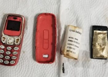 Doktorlar, hastanın midesinden Nokia 3310 çıkardı