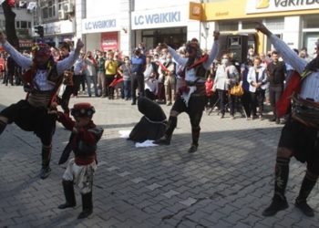 Edremit kaymakamı 'zincire vurulmuş kadın temsili' nedeniyle merkeze &ccedil;ekildi