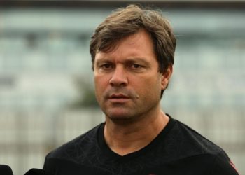 Ertuğrul Sağlam: Başarılarda öne çıkan yöneticilerin, mağlubiyetler sonrasında tüm sorumluluğu teknik adamlara bıraktığı bir anlayış, futbolumuzu ileri götüremiyor