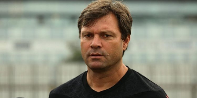 Ertuğrul Sağlam: Başarılarda öne çıkan yöneticilerin, mağlubiyetler sonrasında tüm sorumluluğu teknik adamlara bıraktığı bir anlayış, futbolumuzu ileri götüremiyor