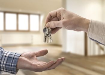 Evini y&uuml;ksek fiyatta vermek isteyen kiracısını &ccedil;ıkarıyor