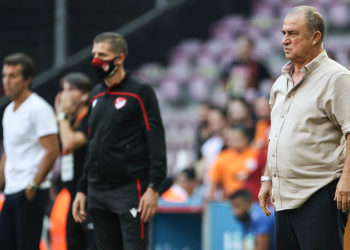 Fatih Terim'den taraftara mesaj: İçeride morali bozuk olan var, ağlayan var; bu hoş değil