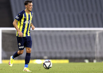 Fenerbahçe'de Mesut Özil dümene geçiyor